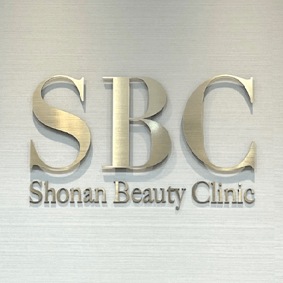 湘南美容クリニック 名古屋2院 エントランスのSBCと書かれたロゴ