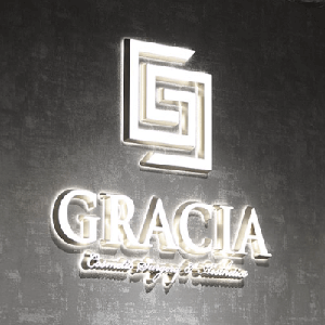 グラシアクリニックのエントランスのGRACIAというロゴ