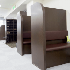 横浜中央クリニックの二重整形を受ける前のプライバシーに配慮した待合室