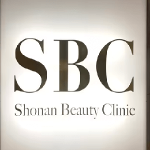湘南美容クリニック 金沢院のドアにあるSBCというロゴ