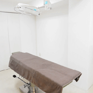 共立美容外科 京都院の二重整形を行う施術台
