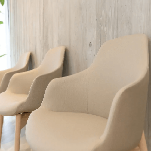 京都六角あおやま 形成外科皮ふ科の二重整形の施術前の待合室の椅子